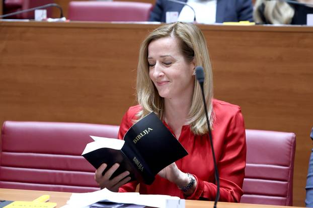 Zagreb: SDP-ovci na sjednicu Sabora došli s biblijom