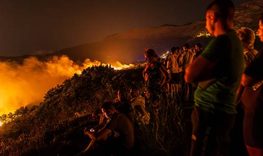 FOTO Vatrenoj stihiji gledaju 'u oči'. Pogledajte stravične scene s požarišta, širi se u dvije fronte