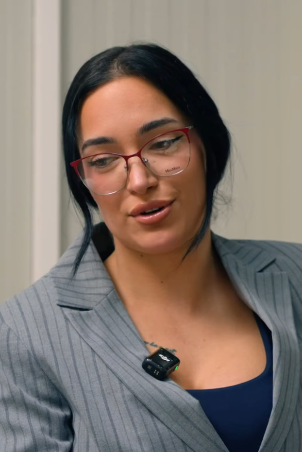 FOTO Laura iz Savršenog ima novi imidž: 'Izgledaš kao profa iz matematike i fizike sada'