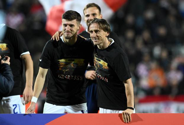 Slavlje nogometaša Hrvatske nakon pobjede nad Farskim otocima i plasmana na Svjetsko prvenstvo