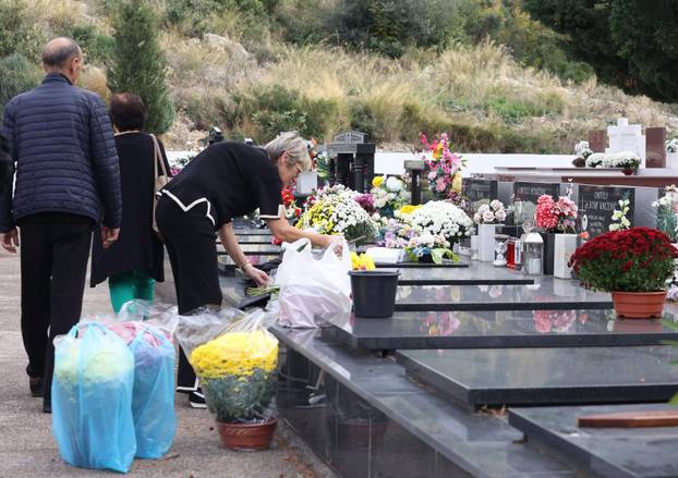 Šibenik: Na blagdan Svih svetih gra?ani posje?uju grobove svojih najmilijih