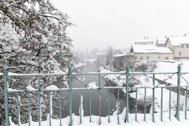 Gospić pod debelim snijegom, jutros izmjerena 23 centimetra