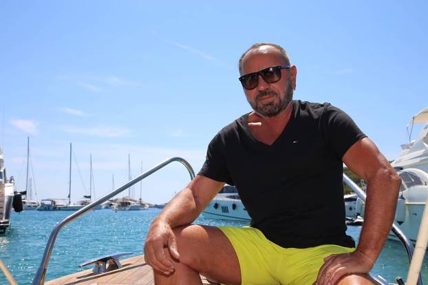 Rijetko tko bi ga prepoznao! Pogledajte kako je popularni Mile Kitić izgledao u mladosti