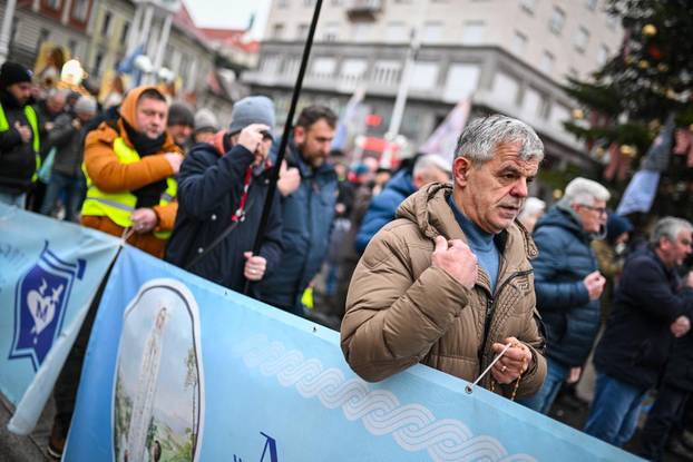 Zagreb: Molitelji i prosvjednici na Trgu bana Jelačića