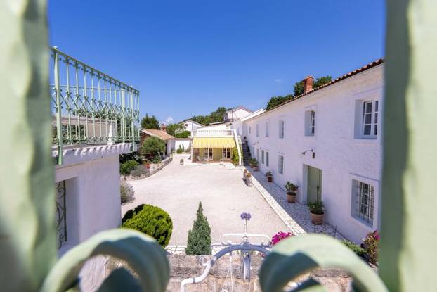 FOTO Ovaj predivan kameni dvorac s bazenom se prodaje za manje od 2 milijuna eura!