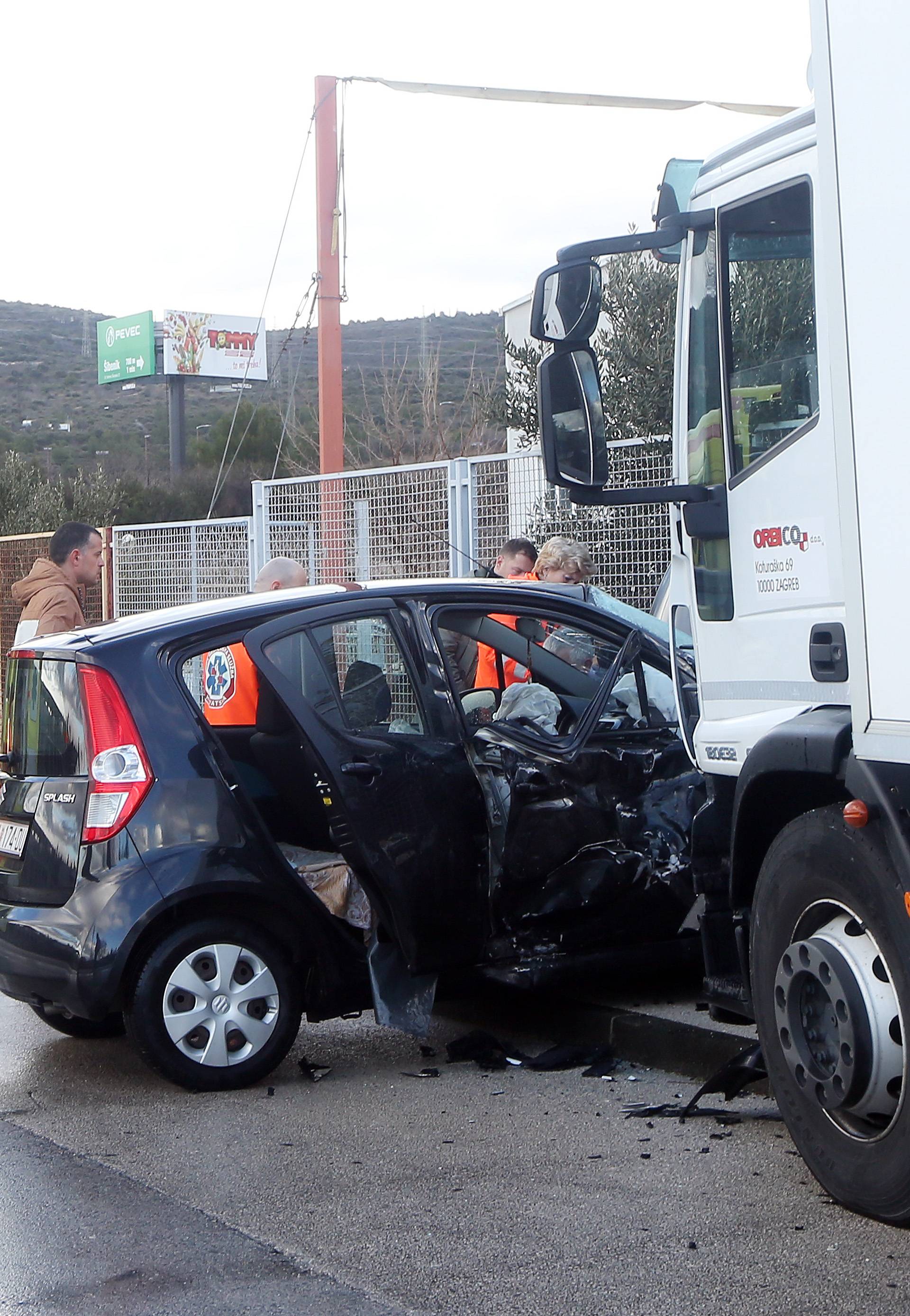 Å ibenik: U sudaru osobnog automobila i kamiona dvije su osobe ozlijeÄene i prevezene u bolnicu