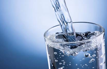 Znate li što previše vode čini vašem tijelu? Mučnina, grčevi