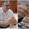 VIDEO Vučića su sprdali zbog parizera pa se snimao kako ga doručkuje: 'To narod voli jesti'