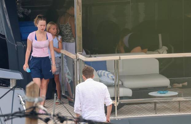 Bivša "Spajsica" Geri Halliwell sa suprugom Christianom i djecom uživa u ljetovanju na Jadranu