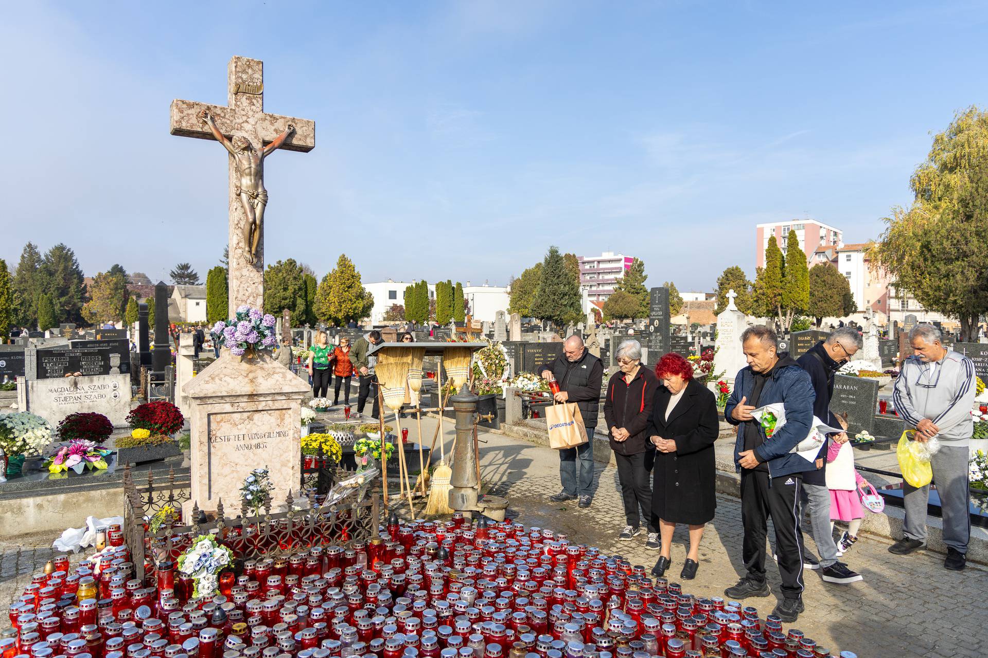 Gužve na osječkim grobljima povodom obilježavanja Svih svetih