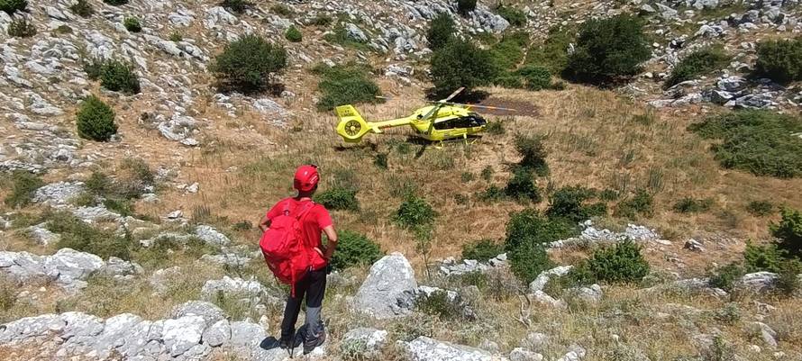 FOTO Hitna akcija na Biokovu: Helikopterom spašavali čovjeka sa slomljenom bedrenom kosti