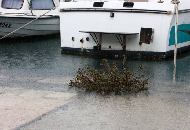 Šibenik: Jugo potopilo Dolac, cijela riva je pod morem