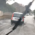 VIDEO Obilna kiša u Ninu poplavila cestu, zbog gromova planulo 30 požara oko Splita