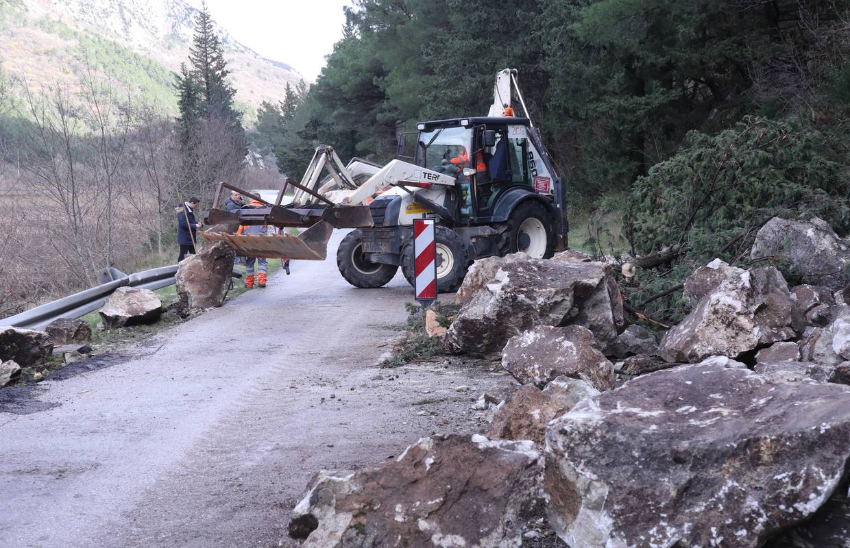 Opasan odron kod Omiša: Planinari su uklonili dijelove stijena koje su prijetile cesti