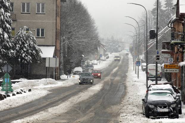 Delnice: Snijeg otežava promet kroz Gorski kotar