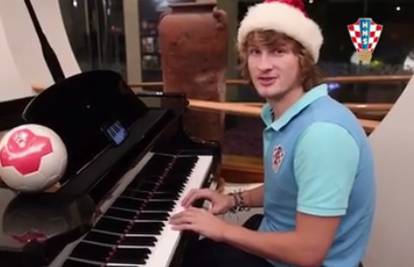 Jedvaj za klavirom, brkati Čop i Vatreni žele vam sretan Božić