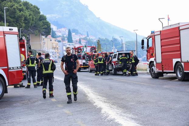 Vatrogasci cijelu noć gasili požar kod Omiša