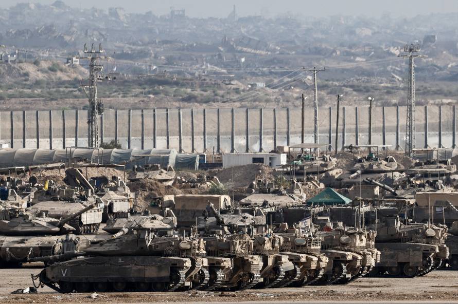Tanks on Israeli side of border with Gaza