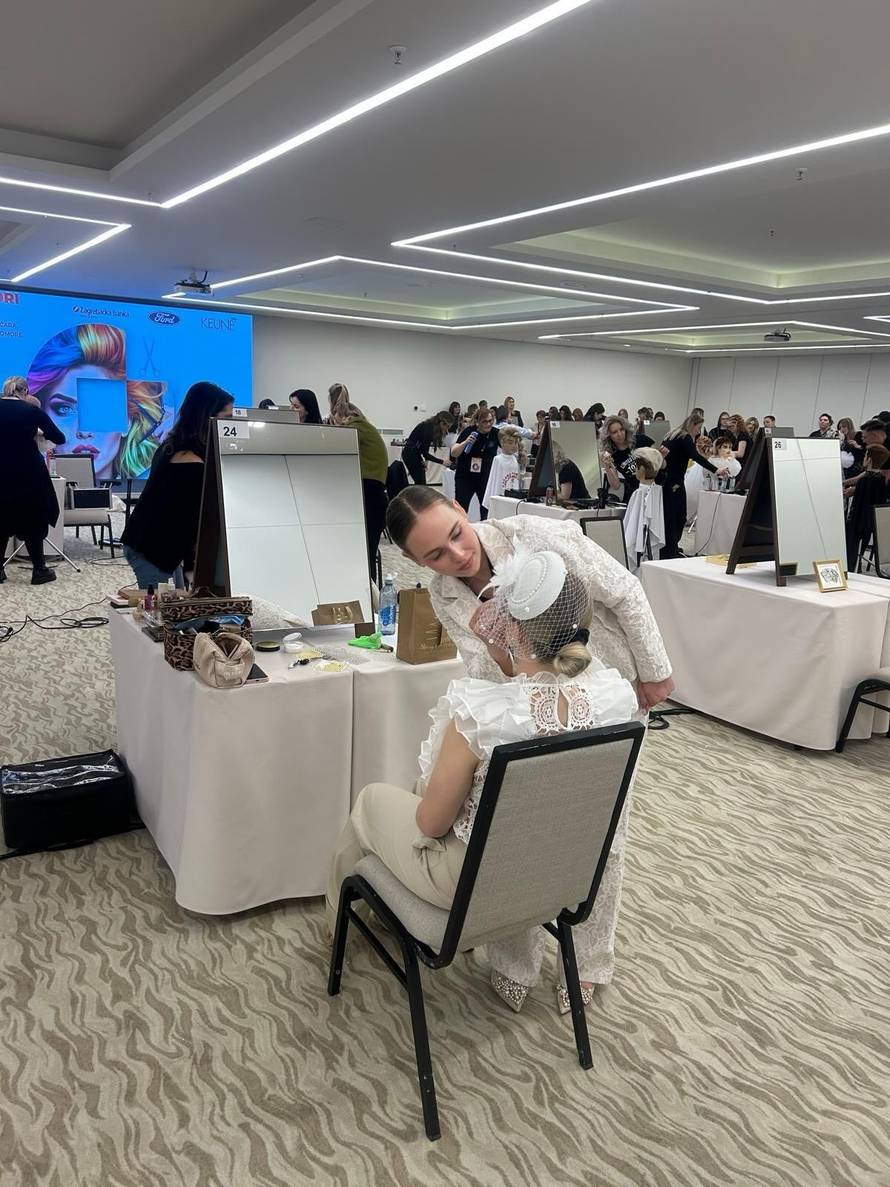 Prvakinja sam u šminkanju i mama četvero djece. U salonu radim i petkom i svetkom...