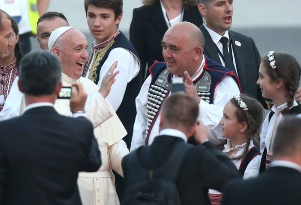 Sarajevo: Papa je odvojio vrijeme prije polijetanja za pozdravljanje i pokoju šalu s prisutnima