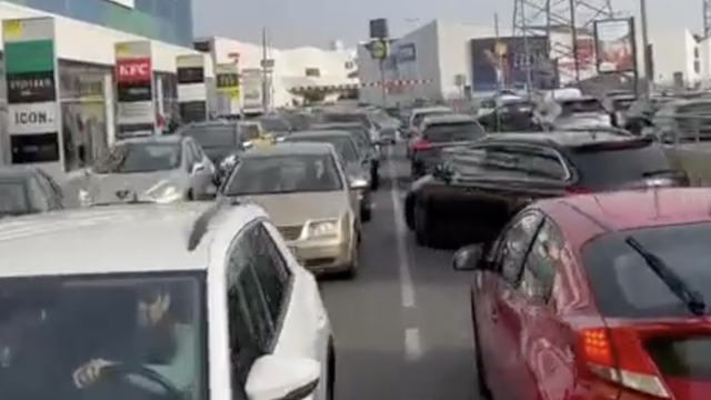 VIDEO Velika gužva pred šoping centrom, čekaju u redu za ući na parking: 'Tako je nedjeljom...'