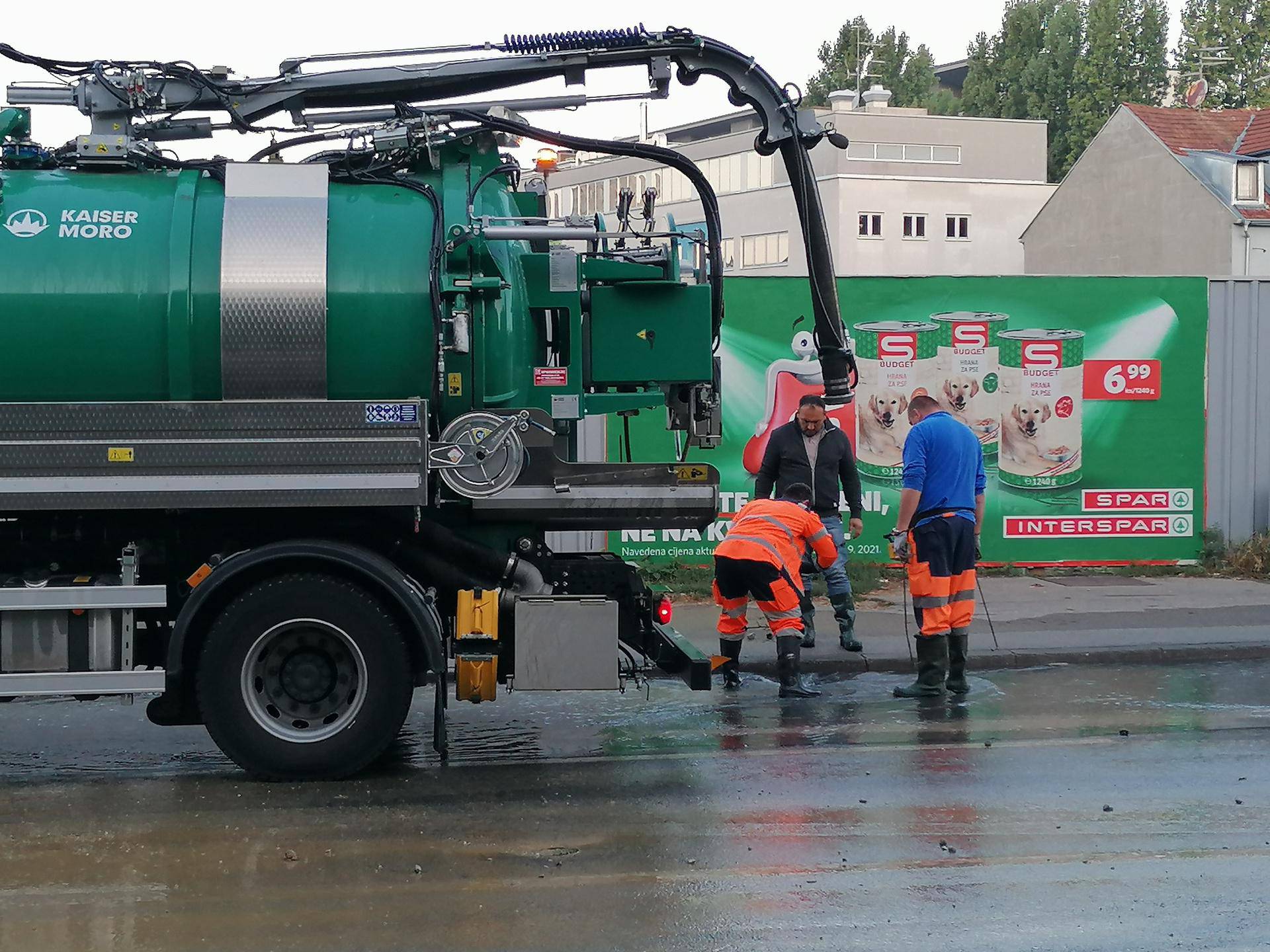 Ponovno pukla cijev na Selskoj: Vatrogasci od jutra ispumpavali vodu iz poplavljenih objekata