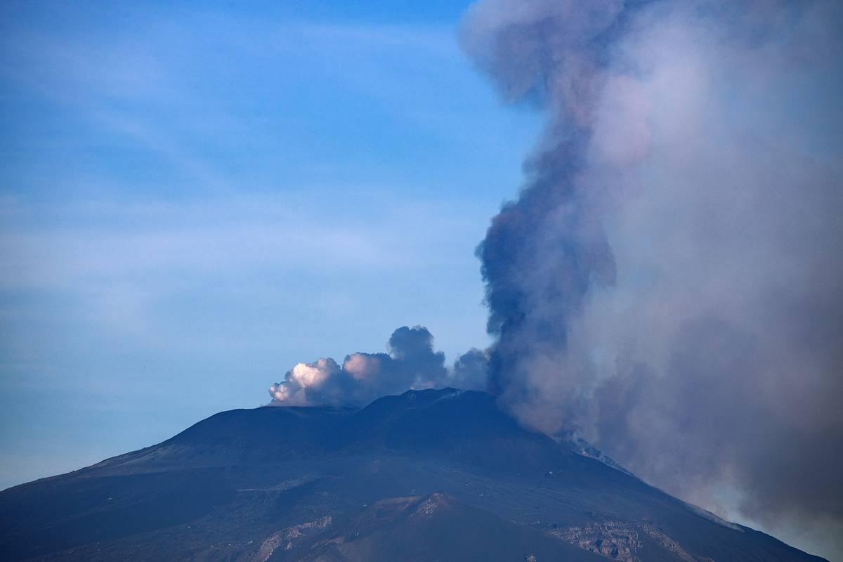 Erumpirala Etna, zbog pepela zatvoren aerodrom u Cataniji