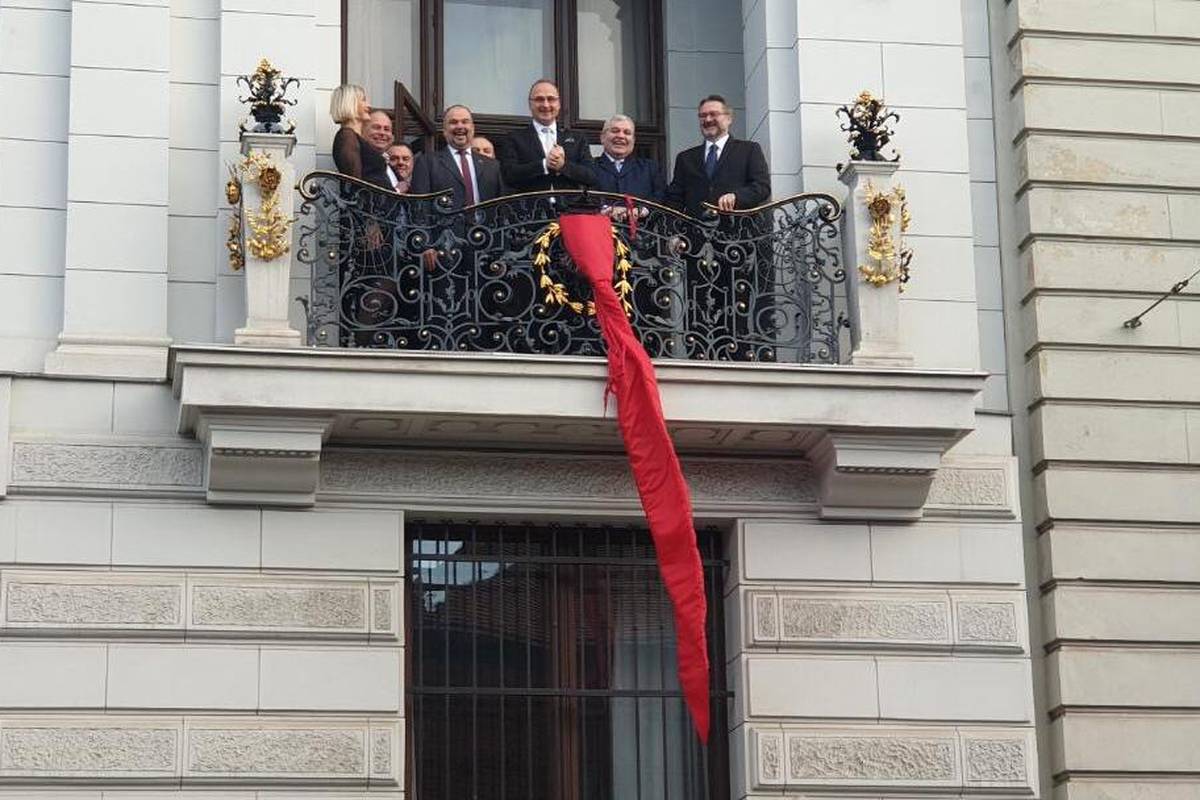 Hrvati su u centru Beča otkrili tri i pol metra dugu kravatu...