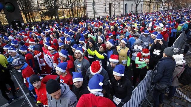 Ovogodišnji Zagreb Advent Run posvetili su udruzi žena oboljelih od raka 'Nismo same'