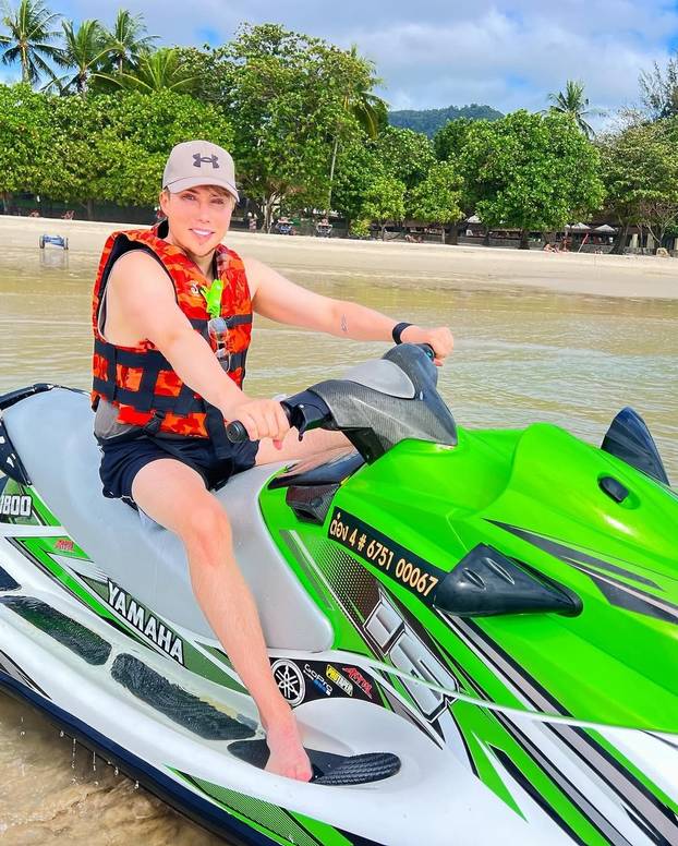 Učitelj spiskao 600.000 € da bude Azijatkinja! Sad želi opet biti muško: 'Brusili su mi kosti'