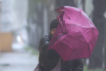 Zagreb:  Olujani vjetar stvara probleme u centru grada 