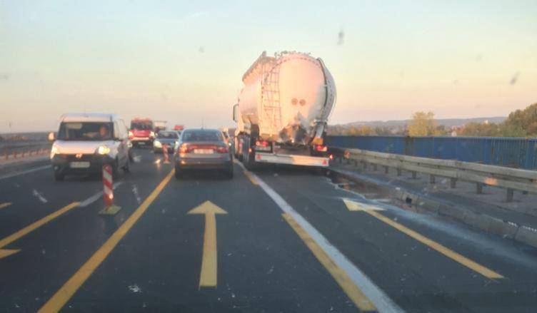 U sudaru na obilaznici cisterni se probušio spremnik goriva