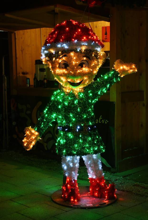 Sisak: Šareni božićni ukrasi uljepšavaju grad u vrijeme Adventa