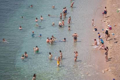 Pa skoro je ista temperatura u moru i vani! Sunce je upržilo, evo kakvo je stanje na obali