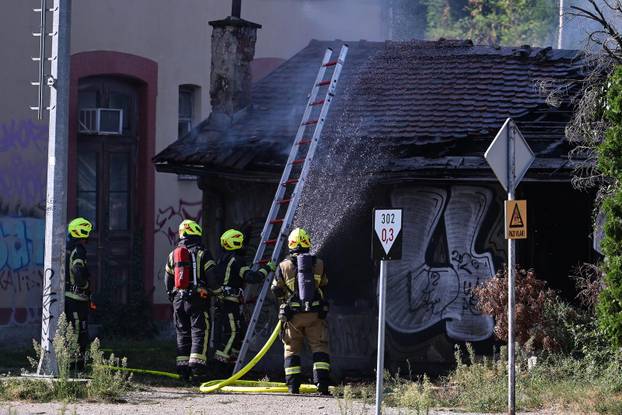 Zagreb: Požar u napuštenoj baraci kod Zapadnog kolodvora