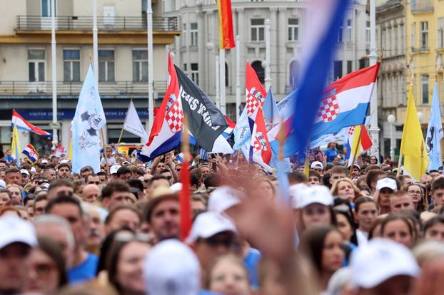 Zagreb: Dolazak hodočasnika Antunovskog hoda na Trg bana Josipa Jelačića