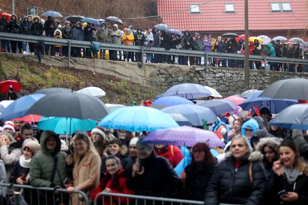 U Fužinama već tradicionalno organiziran najveći ispraćaj Stare i doček Nove godine u podne