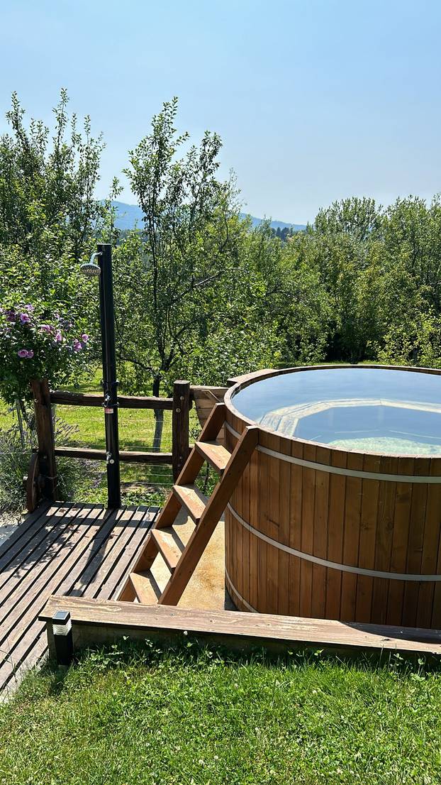 FOTO Ova kuća blizu Zagreba pravi je raj - filmove možete gledati iz bačve za kupanje!