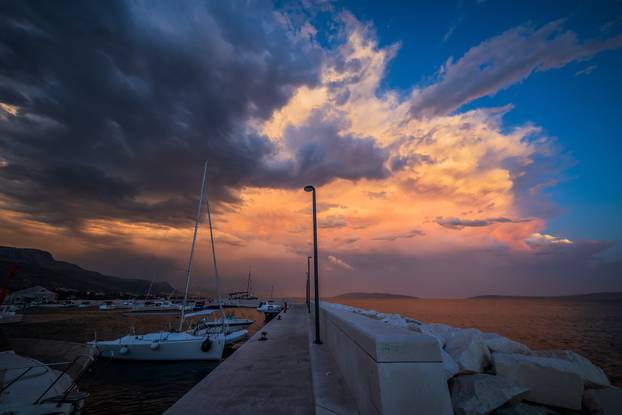 Kašel Stari: Olujni oblaci na nebu tijekom zalaska sunce