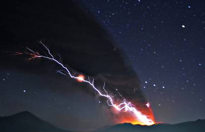 Eruptirao je vulkan u Japanu, izbacuje pepeo 3000 m u zrak