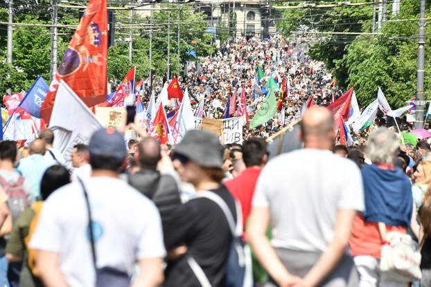 FOTO Tisuće na ulicama u Srbiji traže bolje radne uvjete. Ispred zgrade Skupštine peku - roštilj!