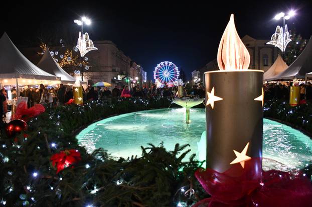 FOTO Blagdanska atmosfera na paljenju druge adventske svijeće u Slavonskom Brodu