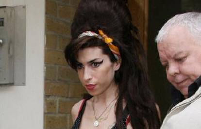 Amy Winehouse dobila kile na odvikavanju od droge