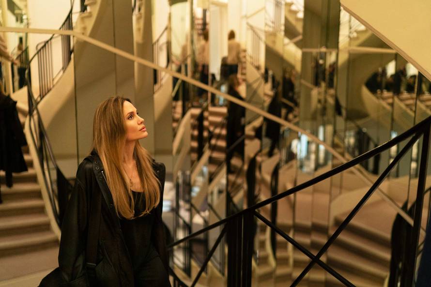 Angelina Jolie ponovno briljira  Ovaj put u svijetu visoke mode!