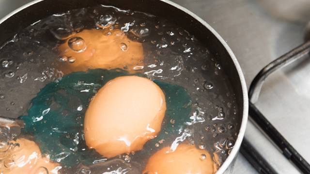 VIDEO Kuhanje jaja: Stavljate li ih u vodu odmah ili kad zakuha? Razlika u kuhanju je velika