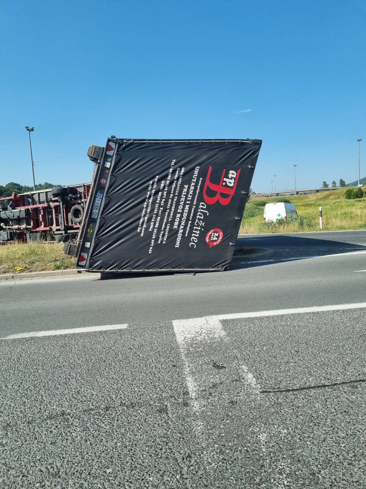 Sudar osobnog automobila i kamiona kod Novog Marofa: Vozač kamiona je ozlijeđen