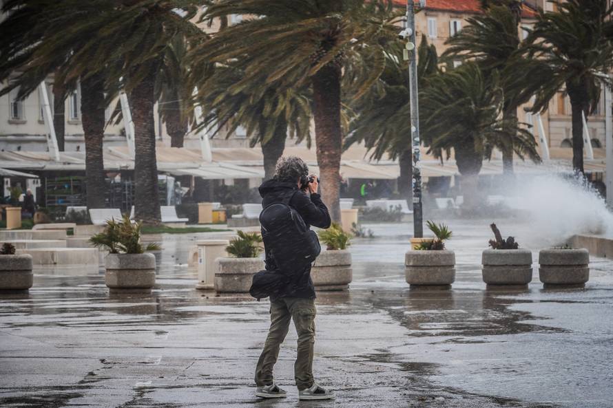 Split: Orkansko jugo potopilo rivu te stvaralo probleme u pomorskom prijevozu