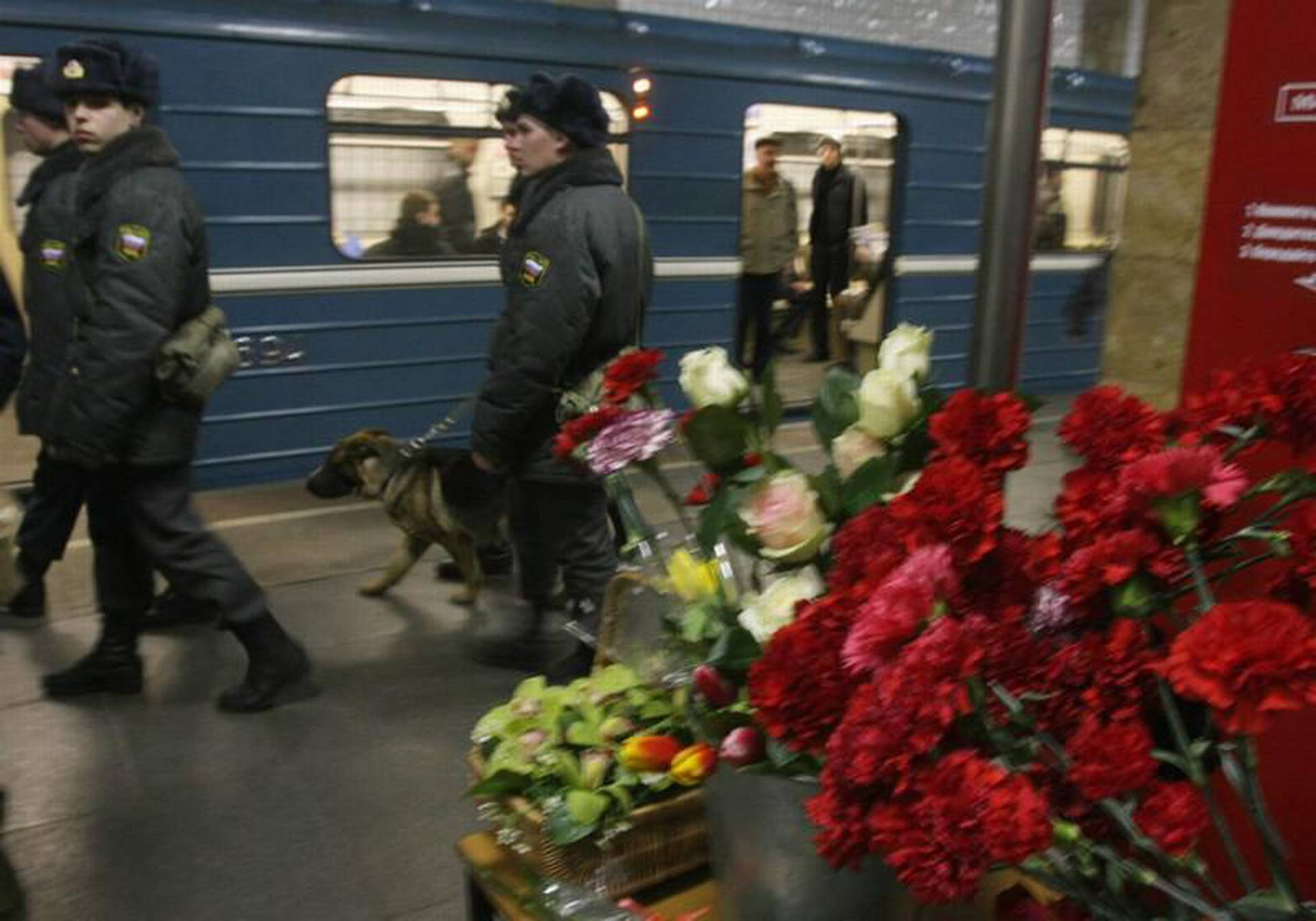 Метро 29. 29 Марта день памяти погибших в Московском метрополитене. Теракт Лубянка и парк культуры полиция. Теракт на Лубянке красная стрела. Светлая память жертвам терактов в метро Москвы.