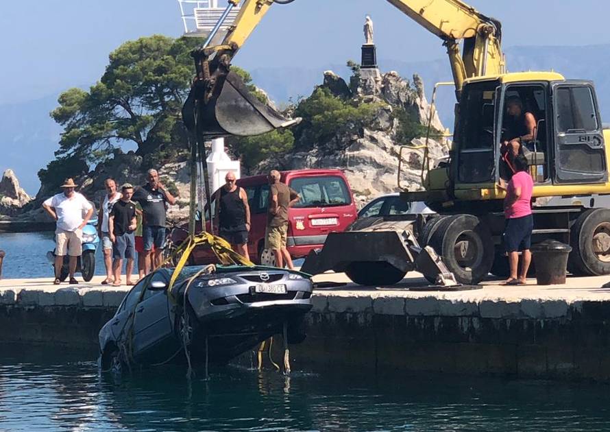 Načelniku Trpnja auto upao u more: Izvlačili su ga bagerom
