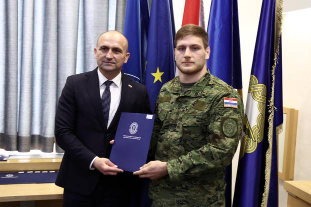 Zagreb: Ministar Anušić uručio ugovore vrhunskim sportašima i pričuvnicima Hrvatske vojske